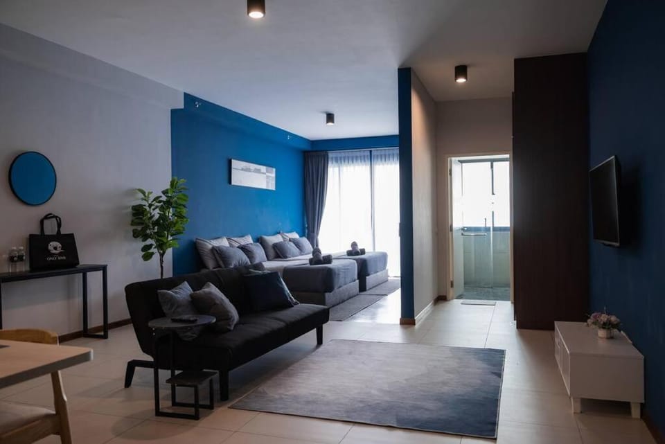 Bed, Living room, Photo of the whole room, Seating area, Bedroom