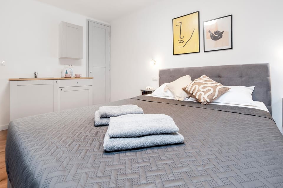 Bed, Photo of the whole room, Bedroom, towels