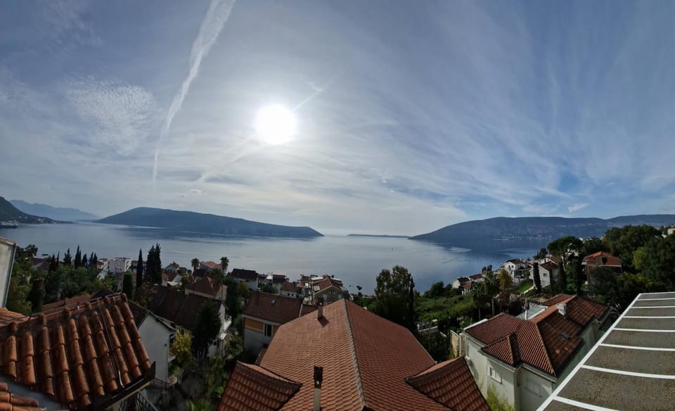 Mountain view, Sea view