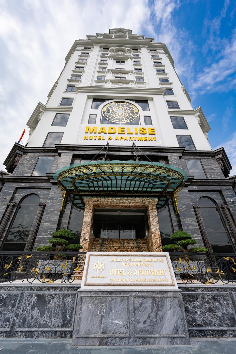 Property building, Facade/entrance, Day