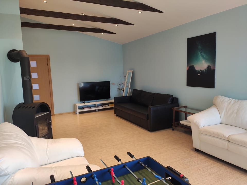 Communal lounge/ TV room, TV and multimedia, Living room, Seating area, Evening entertainment