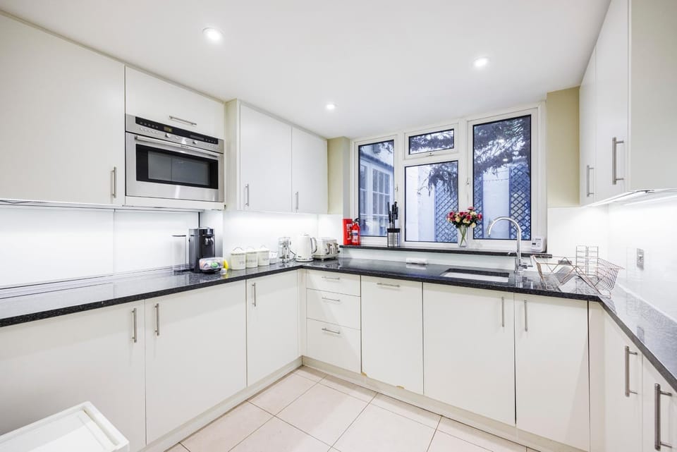 Coffee/tea facilities, Kitchen or kitchenette, Photo of the whole room, dishwasher, stove