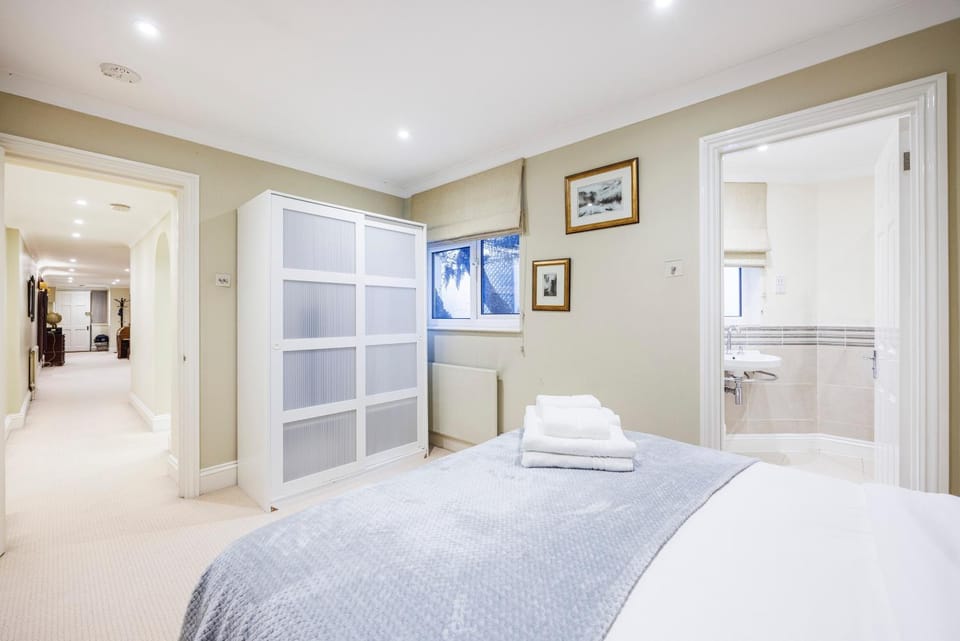 Toilet, Bed, Photo of the whole room, Bedroom