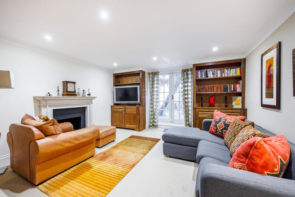 Communal lounge/ TV room, Library, TV and multimedia, Living room, Seating area