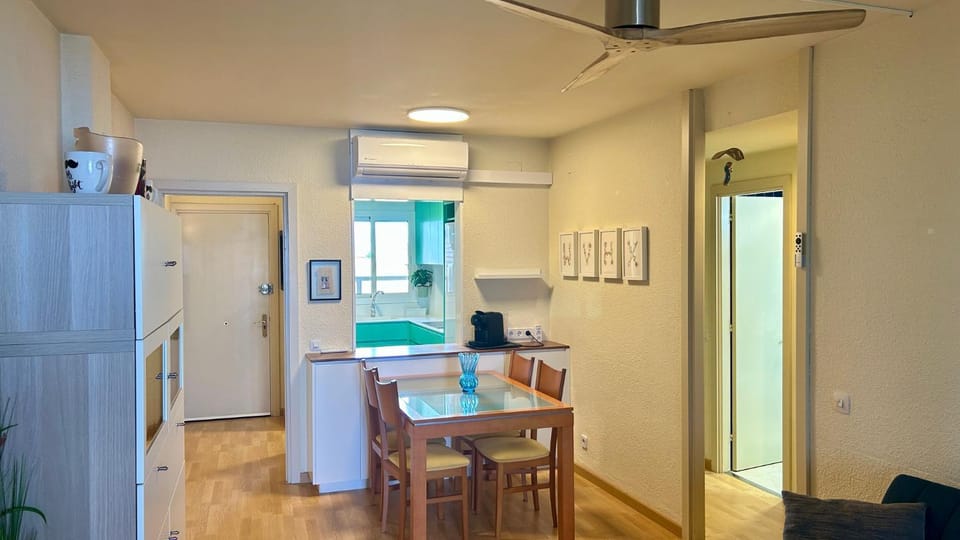 Kitchen or kitchenette, Living room, air conditioner