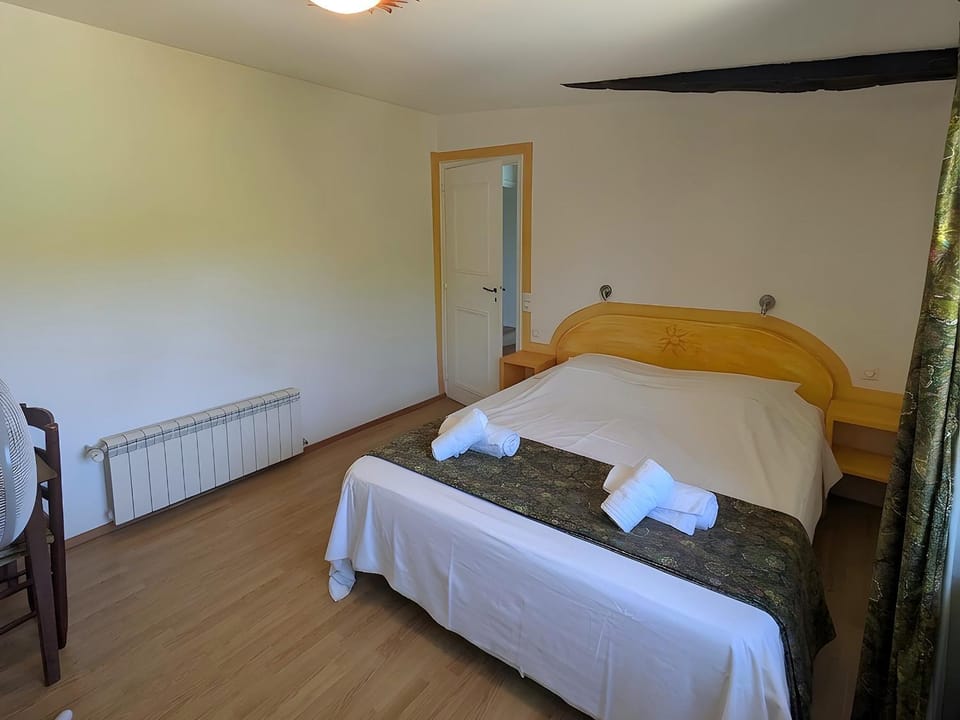 Bed, Photo of the whole room, Bedroom, internet