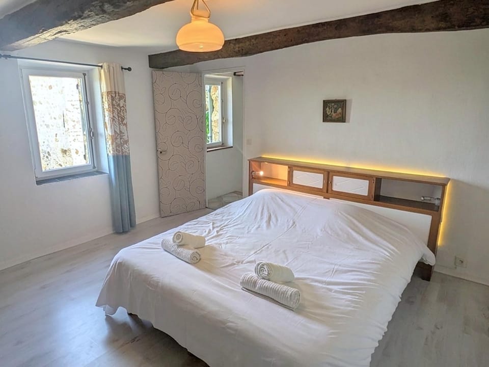 Photo of the whole room, Bedroom, towels