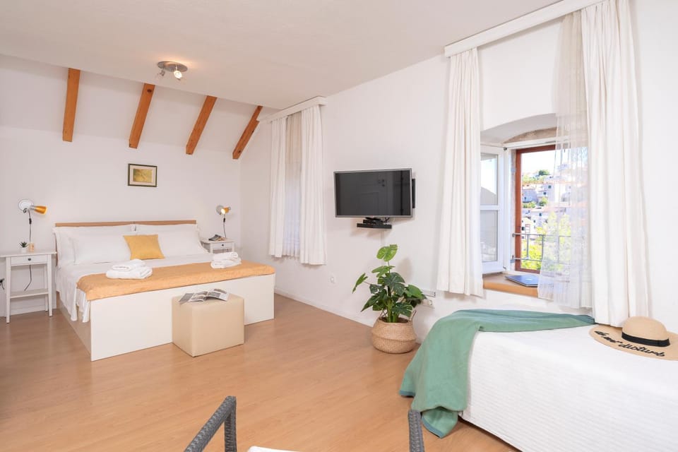 Bed, TV and multimedia, Bedroom