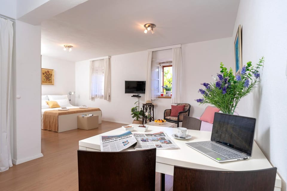 Bed, TV and multimedia, Seating area