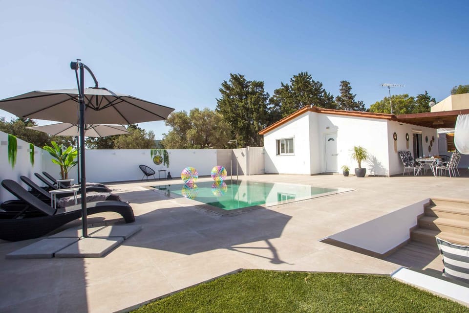 Property building, Patio, Swimming pool, Swimming pool