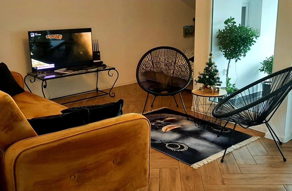 Communal lounge/ TV room, TV and multimedia, Living room, Seating area, Evening entertainment