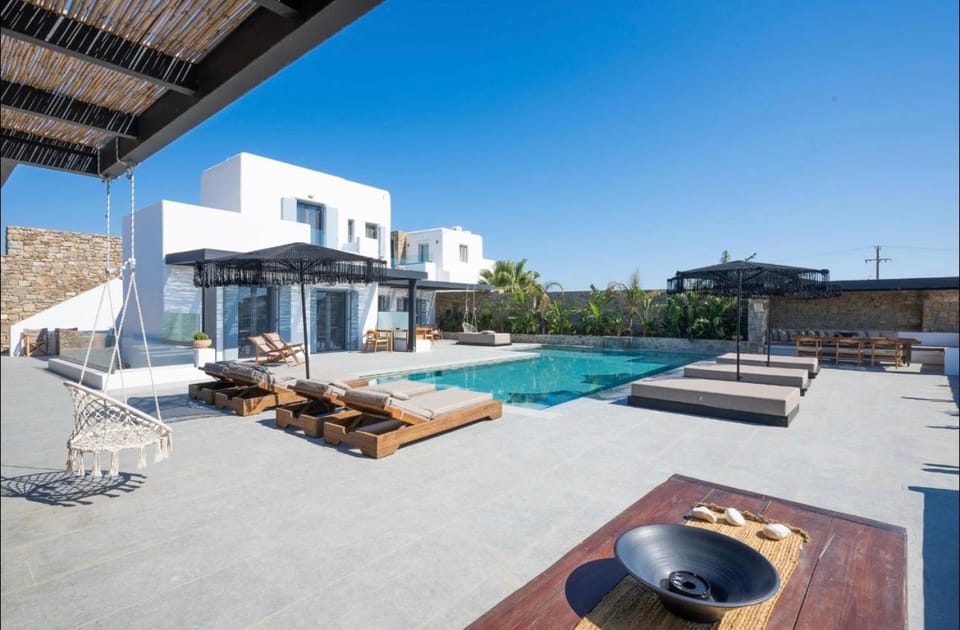 Property building, Patio, Day, Pool view, Swimming pool, sunbed