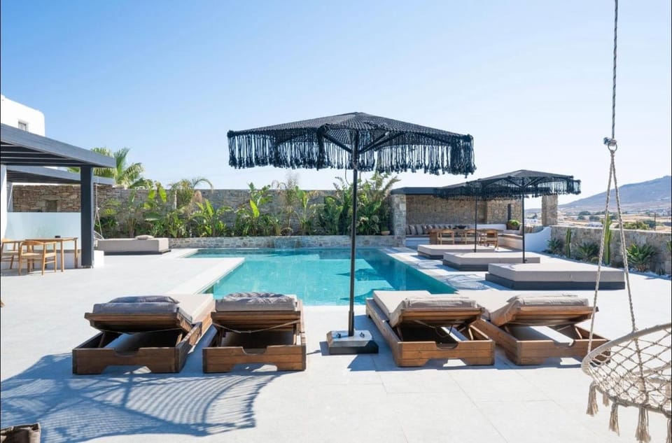 Property building, Day, Pool view, Swimming pool, sunbed