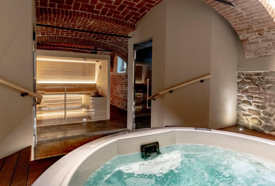 Massage, Sauna, Spa and wellness centre/facilities