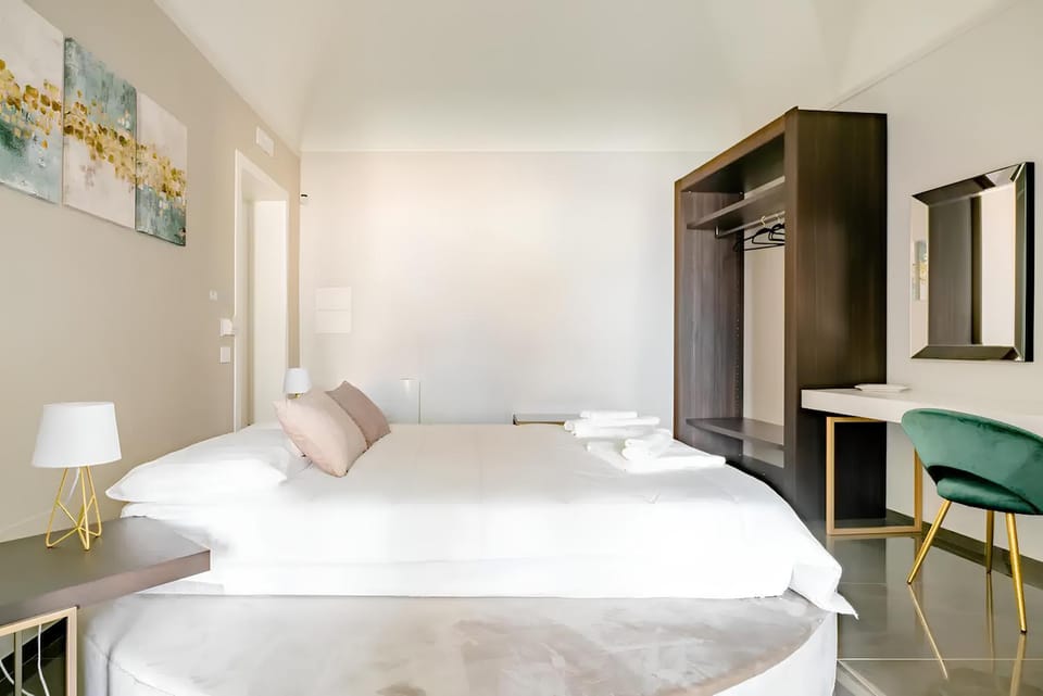 Photo of the whole room, Bedroom, towels