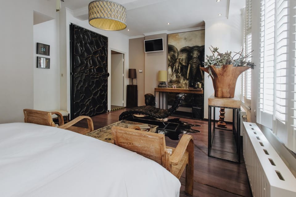 Bed, TV and multimedia, Living room, Photo of the whole room, Seating area, Bedroom