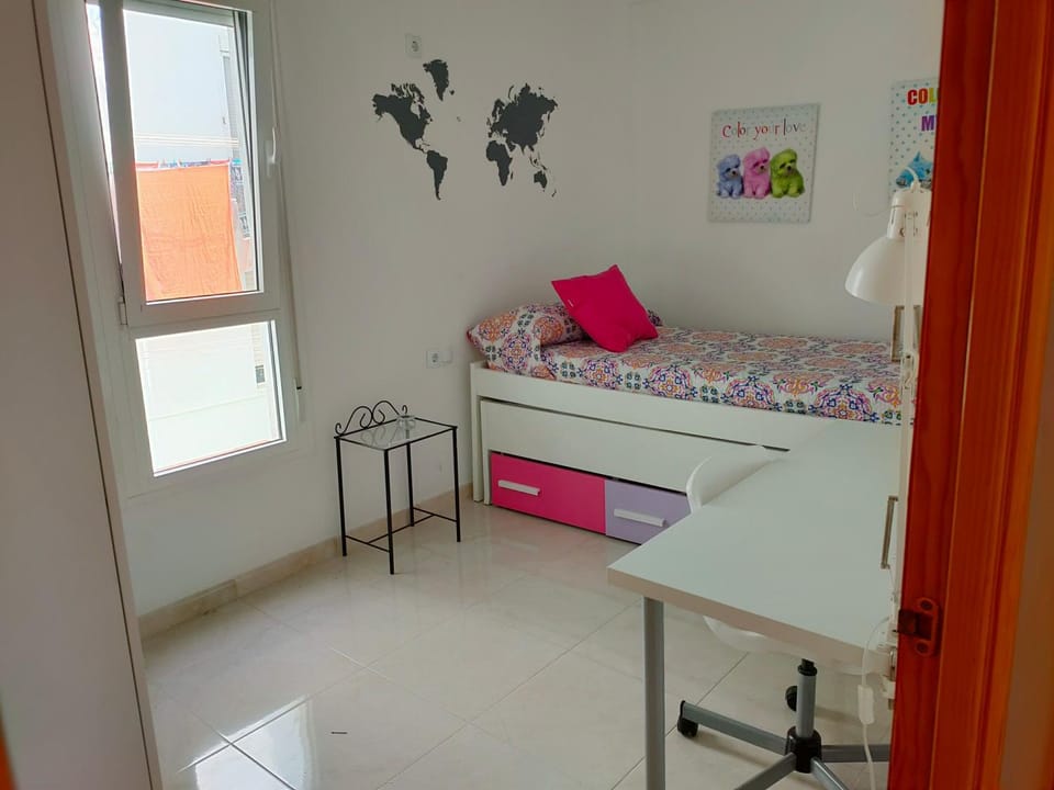Bed, Seating area, air conditioner