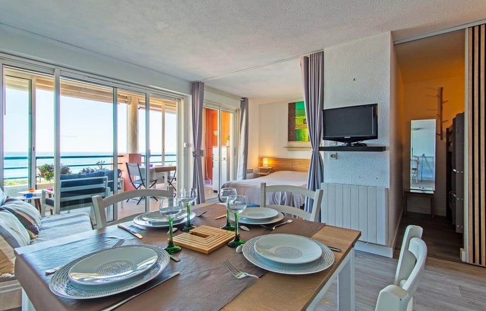 Kitchen or kitchenette, Living room, Dining area