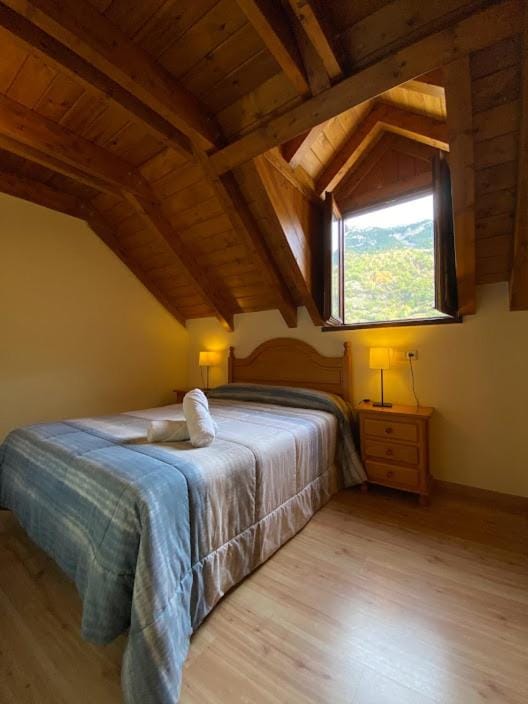 Bedroom, Mountain view