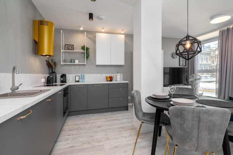 Kitchen or kitchenette, Dining area
