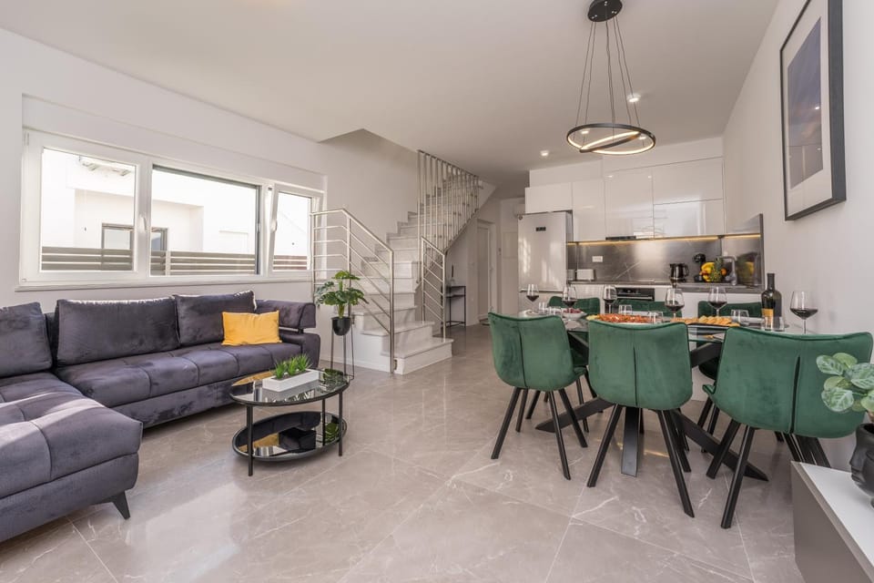 Kitchen or kitchenette, Living room, Seating area, Dining area, pet friendly