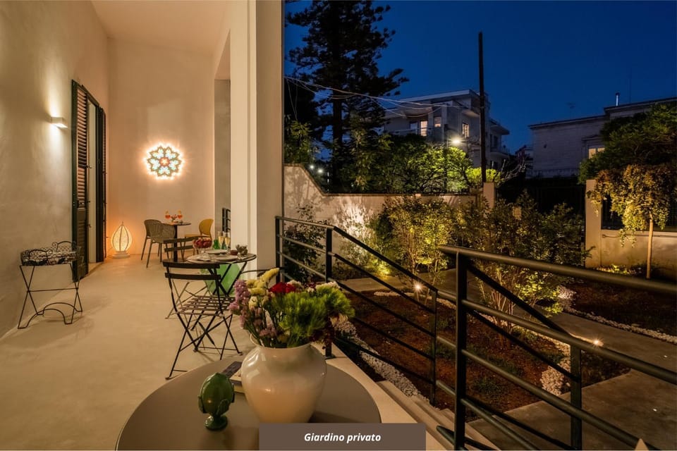 Property building, Garden, Balcony/Terrace, Living room, Seating area, Garden view