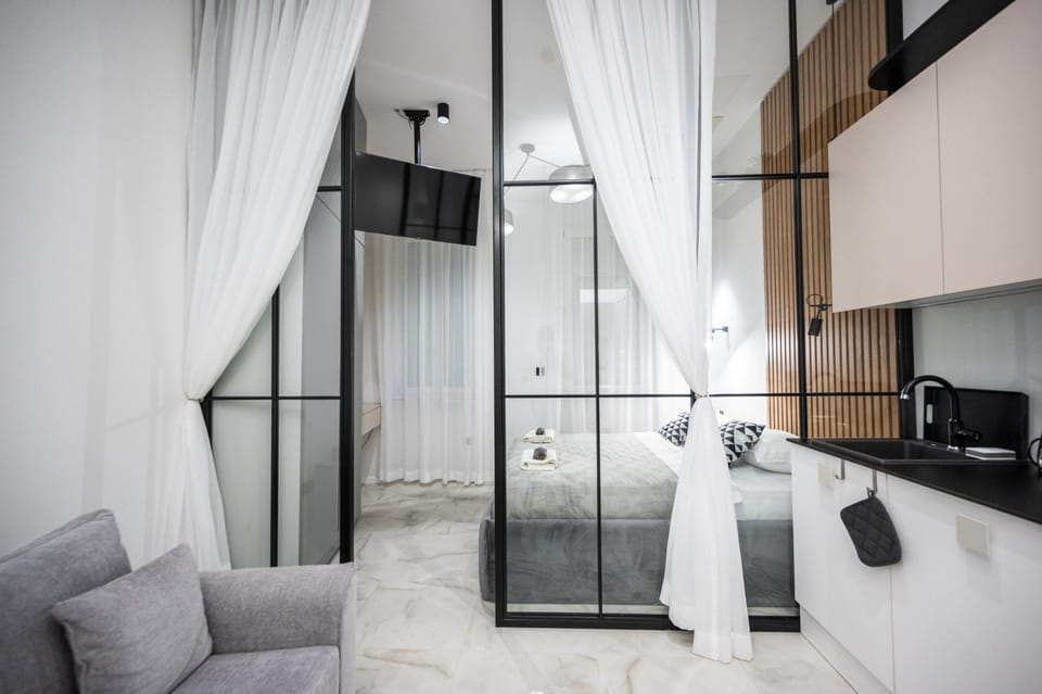 TV and multimedia, Seating area, Bedroom
