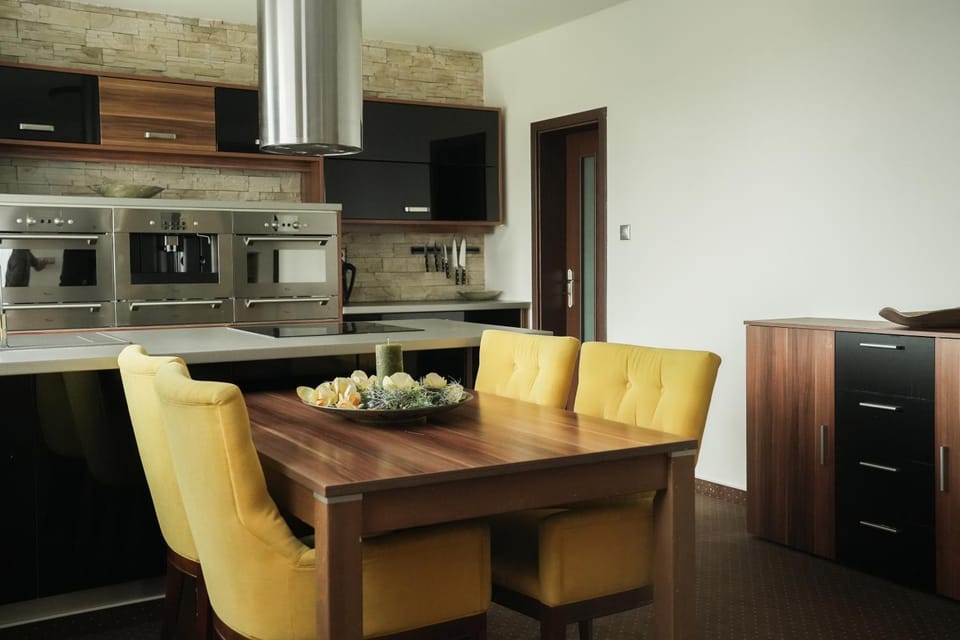 Kitchen or kitchenette, Dining area, dishwasher, oven, pet friendly