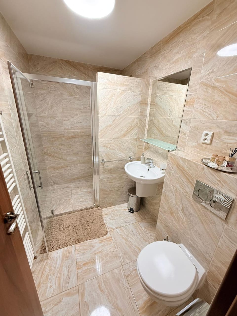 Shower, Toilet, Bathroom, towels