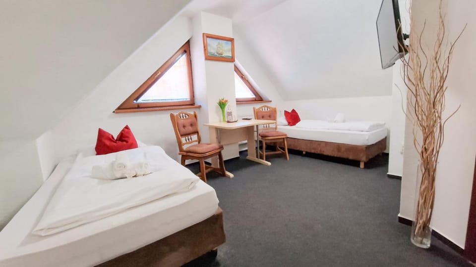 Bed, TV and multimedia, Photo of the whole room, Bedroom