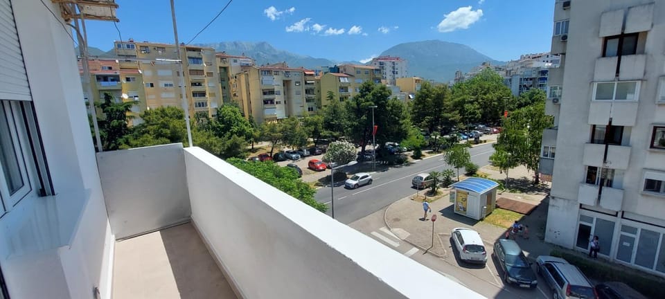 Property building, Natural landscape, Bird's eye view, City view, Mountain view, Street view, Location, Parking