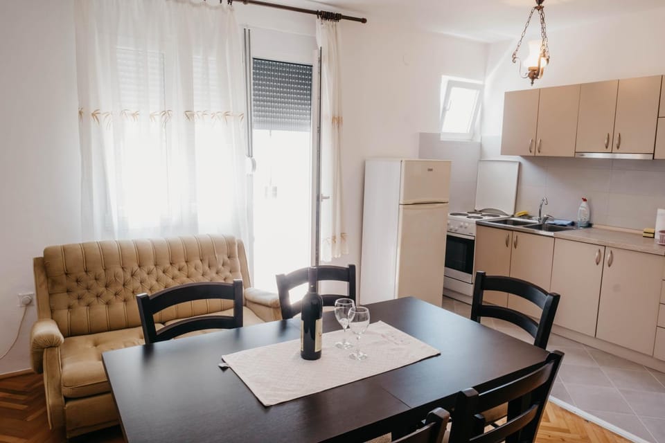 Kitchen or kitchenette, Living room, Seating area, Dining area, stove