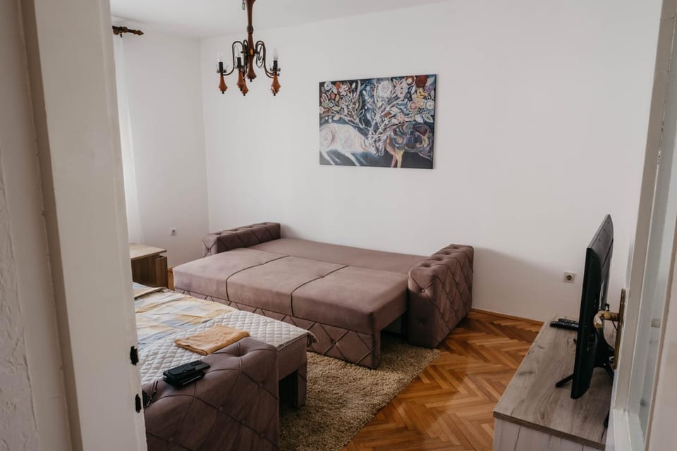 Bed, Living room, Photo of the whole room, Seating area, Bedroom