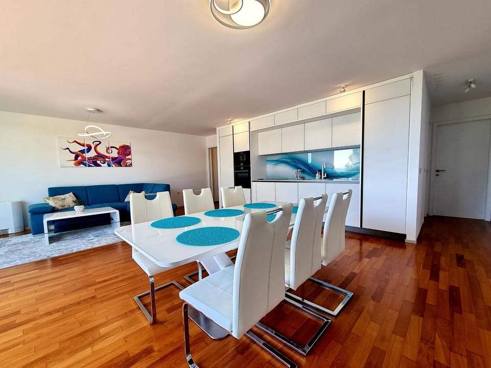 Dining area, kitchen
