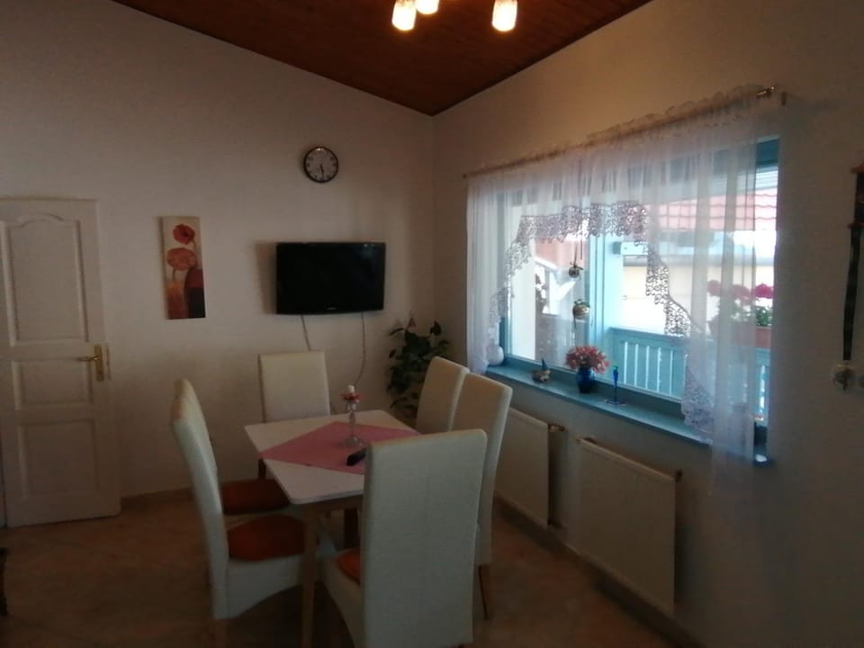Communal lounge/ TV room, Dining area
