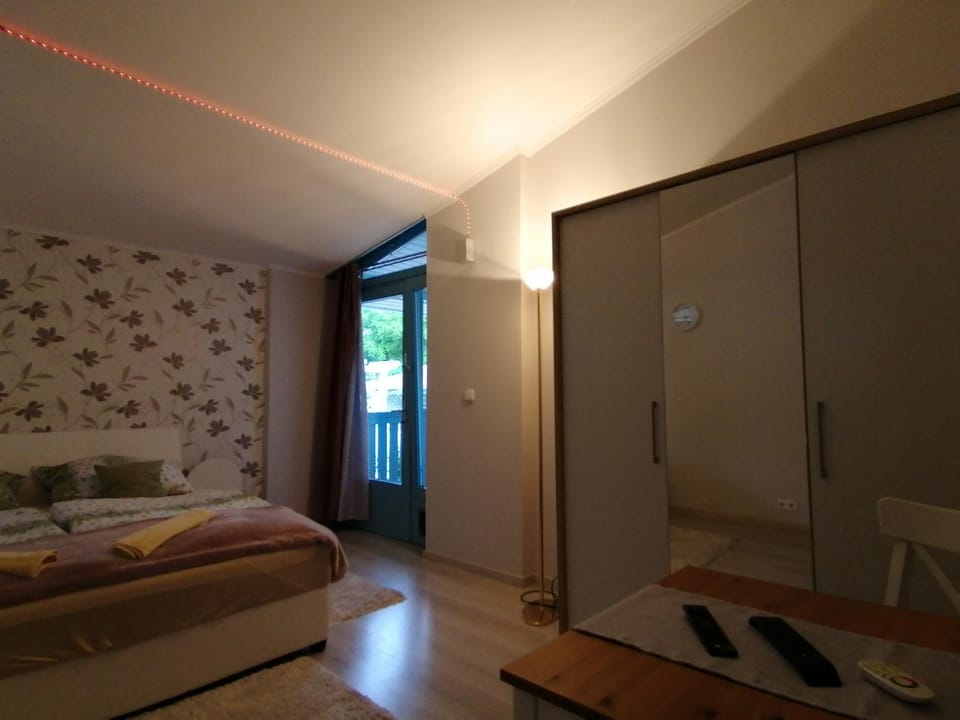 Seating area, Bedroom, wardrobe