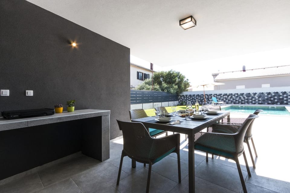 Modern 3-bedroom villa with a private pool Villa in Pula