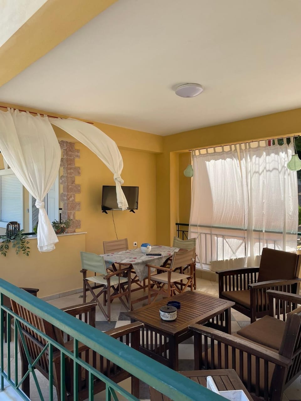 TV and multimedia, Seating area, Dining area