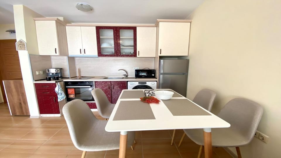 Kitchen or kitchenette, Dining area