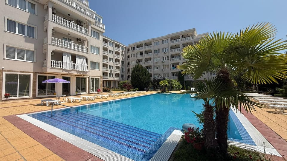 Property building, Patio, Day, Pool view, Swimming pool, sunbed