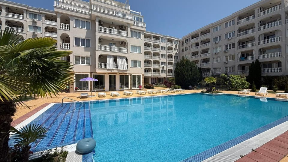 Property building, Day, Pool view, Swimming pool, sunbed