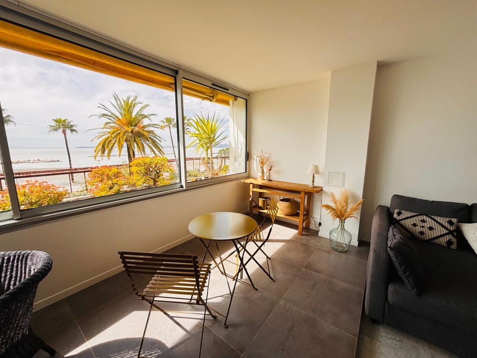 Natural landscape, View (from property/room), Living room, Dining area, Sea view