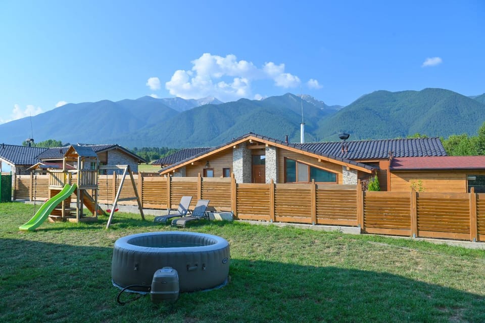 Villa Raphael w Jacuzzi near Pirin Golf Resort Villa in Blagoevgrad Province
