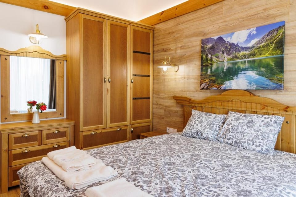 Bed, Photo of the whole room, wardrobe