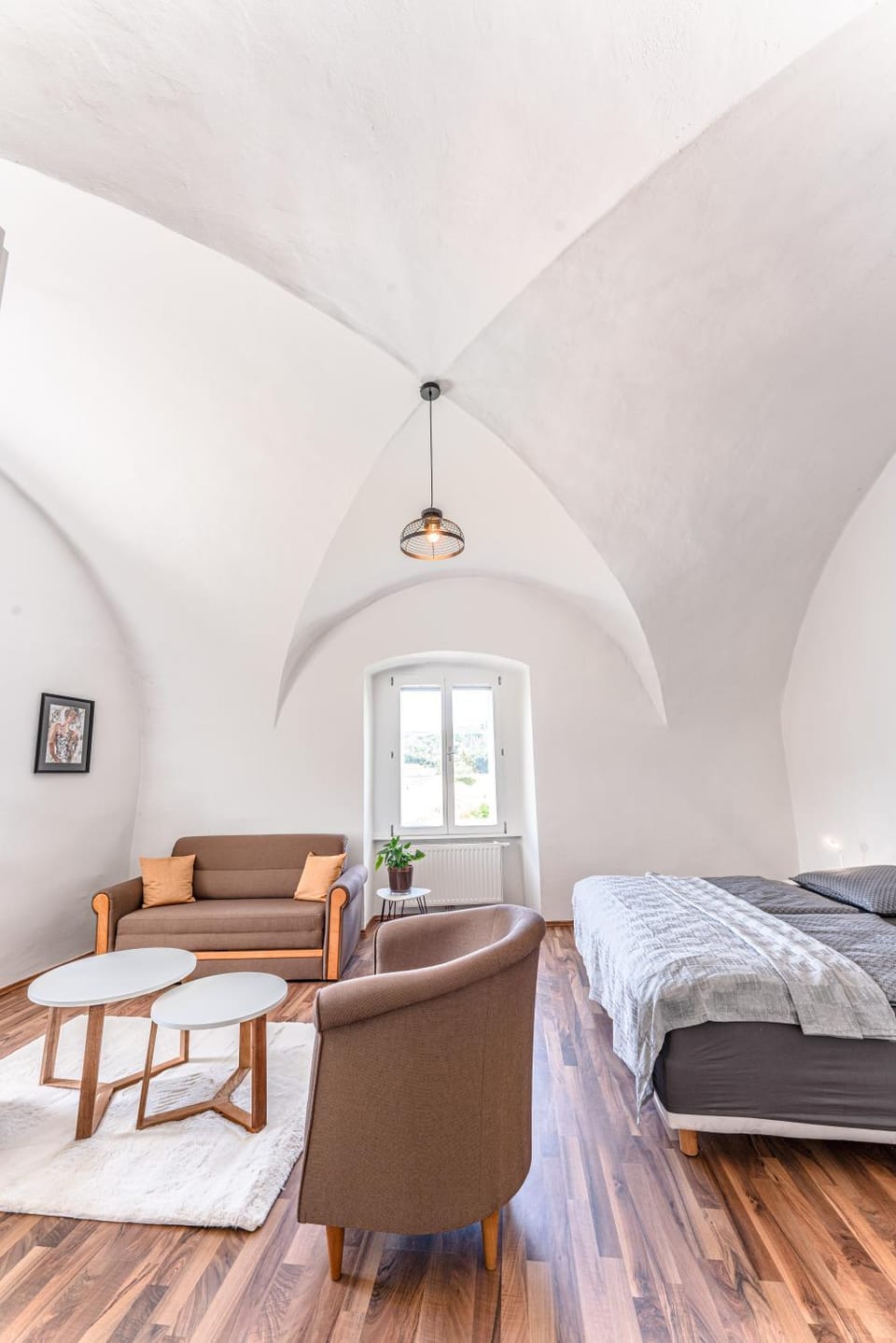 Bed, Photo of the whole room, Seating area, Bedroom