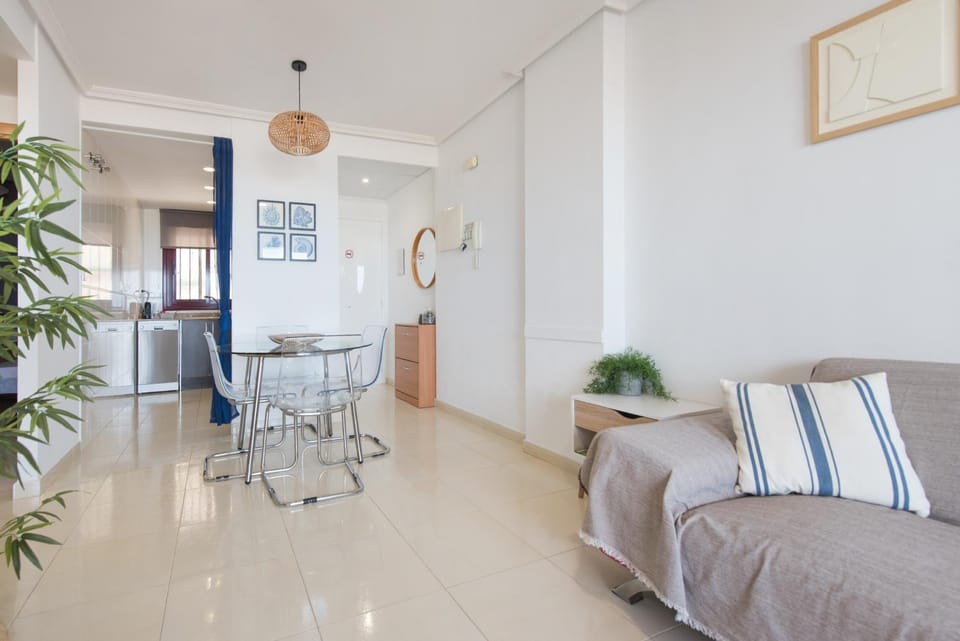 TV and multimedia, Kitchen or kitchenette, Living room, Decorative detail, Seating area, Dining area, City view, Pool view, Sea view, internet