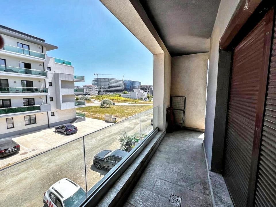 Property building, Day, Neighbourhood, View (from property/room), Balcony/Terrace, City view, Street view, Parking