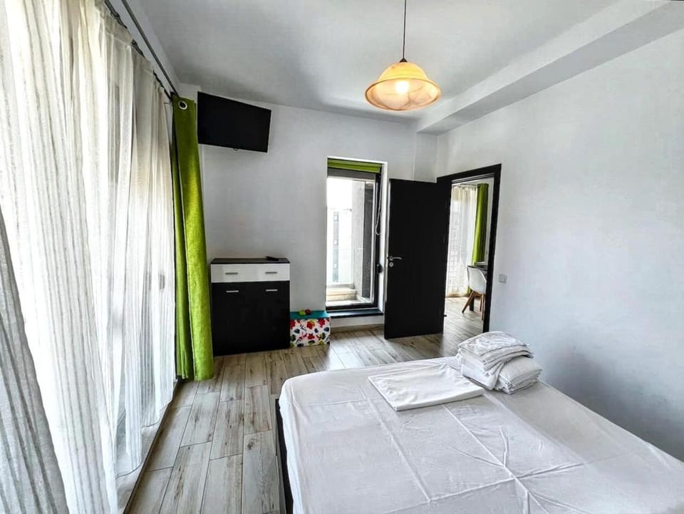 Bed, TV and multimedia, Photo of the whole room, Bedroom, towels