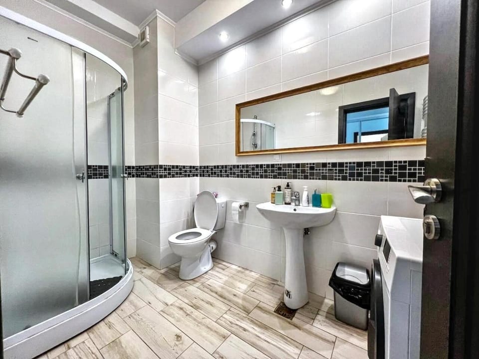 Shower, Toilet, Bathroom, bidet, towels