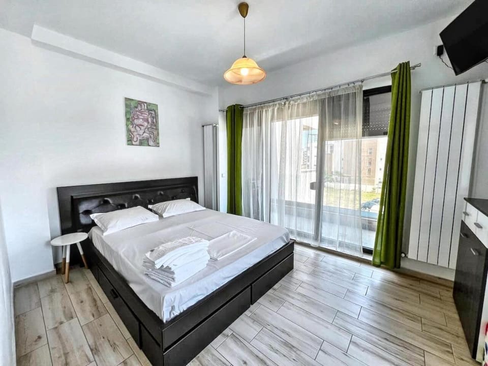 Bed, TV and multimedia, Photo of the whole room, Bedroom, towels